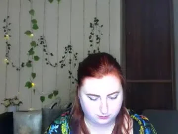 alicia_side_red live stage