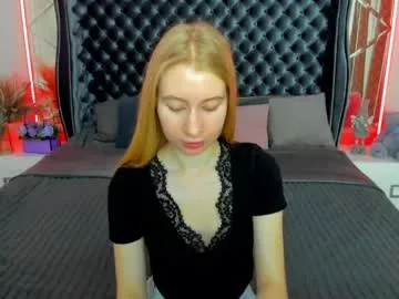 alina__blonde live stage
