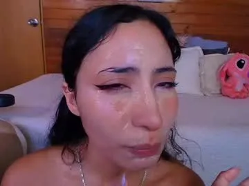 amber_curly live stage