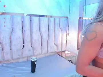 ariana_grande233 live stage