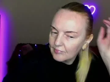 bella_hadatt live stage