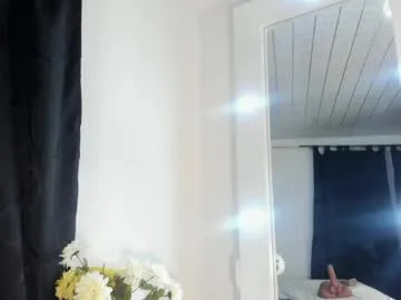 cami_cruzz live stage