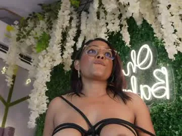 canela_montiel live stage