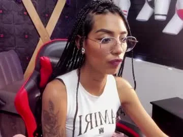 karlaslutskinny__ live stage