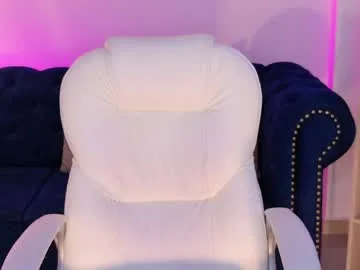 layla_breezee_ live stage