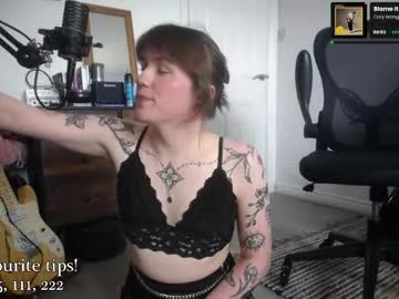 leah_lust_ live stage