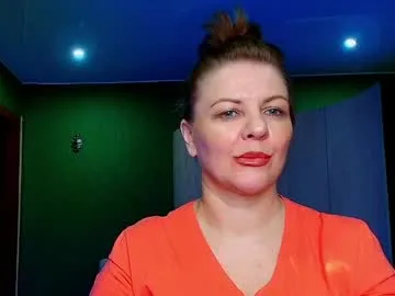 leona_tracie live stage
