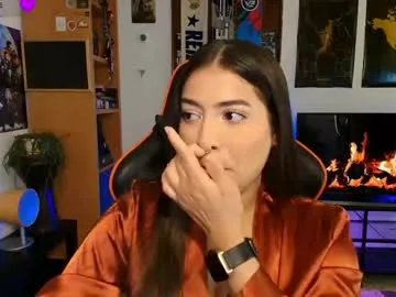 lolaasmith_21 live stage