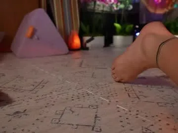lucy_gooosey live stage