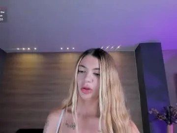 niaholland live stage