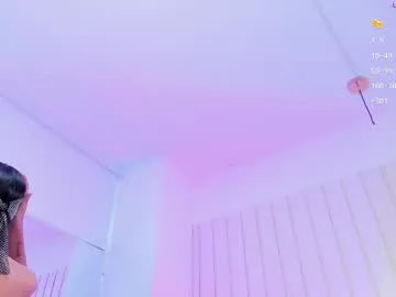 nickiwestt___ live stage