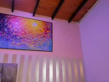 nina_glow_ live stage