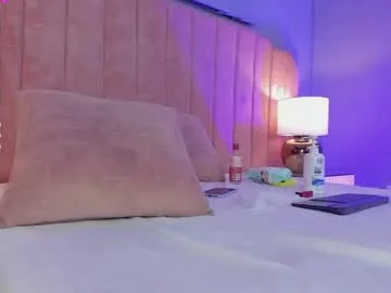 ninacrave_ live stage