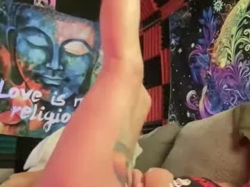 onetinydicktwohugeginas live stage