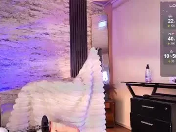 perlaa_moon_ live stage