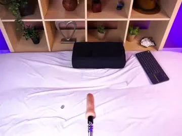 raquel_lust live stage