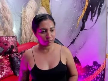 sara__brunette live stage