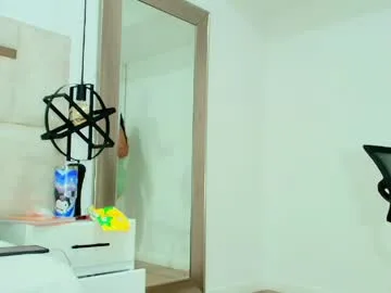 sara_bigass__ live stage