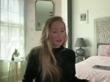 sarahgiroux86 live stage