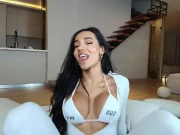 sweetlaurasaenz live stage