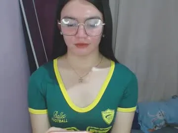urhottiest_katey live stage