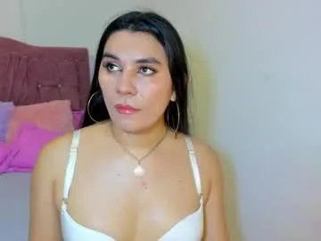 yourlatina_emely live stage